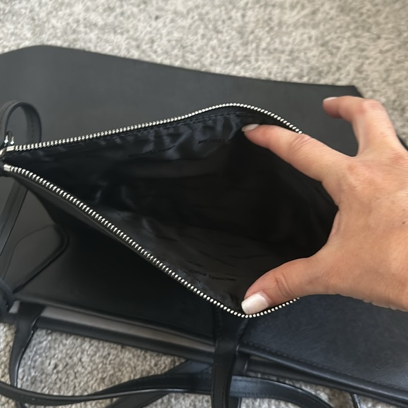 Michael Kors Tote with matching wristlet - Picture 4 of 4